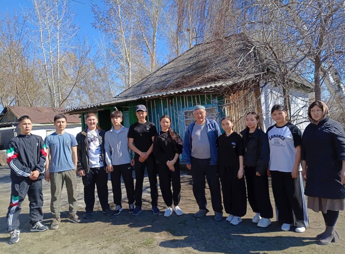 Оқушылар ауылымыздың қариясы Куркебаев Болат атаға арнайы барып, көмек көрсетті.